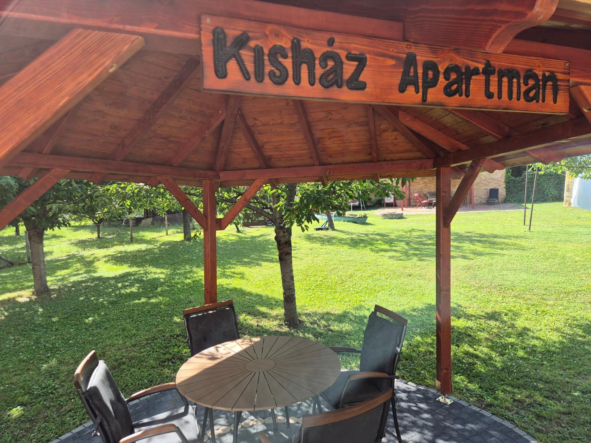 Appartement Sarreti Apartmanhaz *